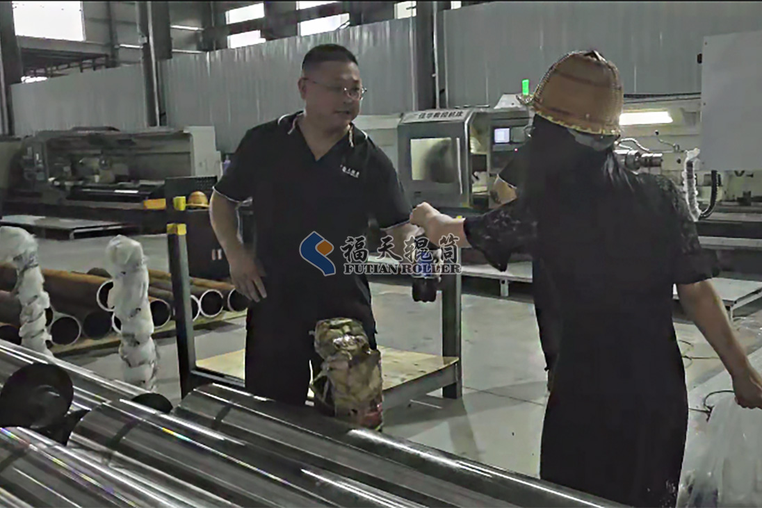 夏日送清涼，關懷沁人心，福天輥筒為員工發放消暑飲品