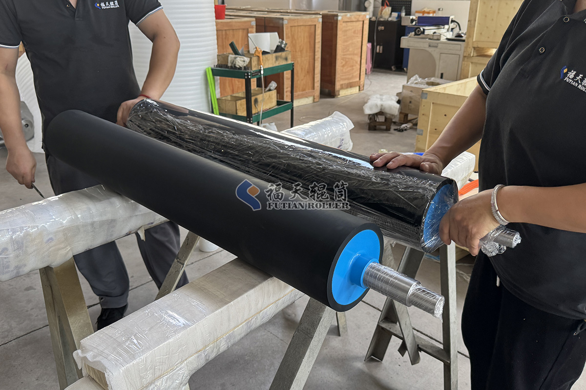 福天輥筒車間丁腈包膠輥打包發(fā)往上海